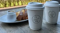 Kalau mau ngopi cantik, 1/15 Coffee, Sequoia Hills Sentul di Palm Hill Golf bisa jadi pilihan. Pemandangannya keren menghadap lapangan golf. Tempat ini juga pet friendly sehingga banyak disukai. Foto: Hanna Maria/Google Image
