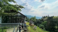 Rekomendasi tempat makan view alam selanjutnya di Sentul, Richie Garden Resto & Villa di Jalan Gunung Batu. Untuk best view, coba datang agak sore sehingga bisa melihat matahari terbenam. Foto: Agustinus Prabowo/Google Image