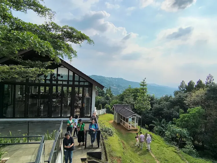 9 Tempat Makan di Sentul dengan View Alam yang Bikin Betah Lama-Lama!