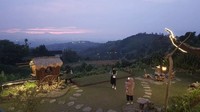 Kafe lain dengan panorama gunung cantik, termasuk pada sore jelang malam, adalah Kopi Koneng Sentul yang berlokasi di Jalan Gunung Batu. Menunya khas Nusantara hingga Barat dengan harga mulai Rp 50 ribu. Foto: Kopi Koneng Sentul/Google Image