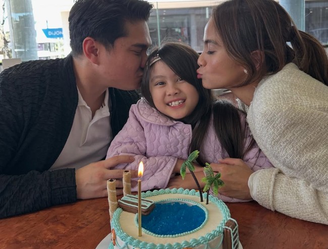 Putri semata wayang Acha Septriasa, Bridgia Kalina Kharisma, baru saja berulang tahun yang ke-8. Melalui akun Instagram, Acha membagikan kekompakannya dengan suami saat merayakan ulang tahun sang anak. Foto: Instagram/@septriasaacha