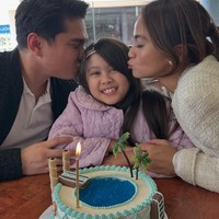 Putri semata wayang Acha Septriasa, Bridgia Kalina Kharisma, baru saja berulang tahun yang ke-8. Melalui akun Instagram, Acha membagikan kekompakannya dengan suami saat merayakan ulang tahun sang anak. Foto: Instagram/@septriasaacha