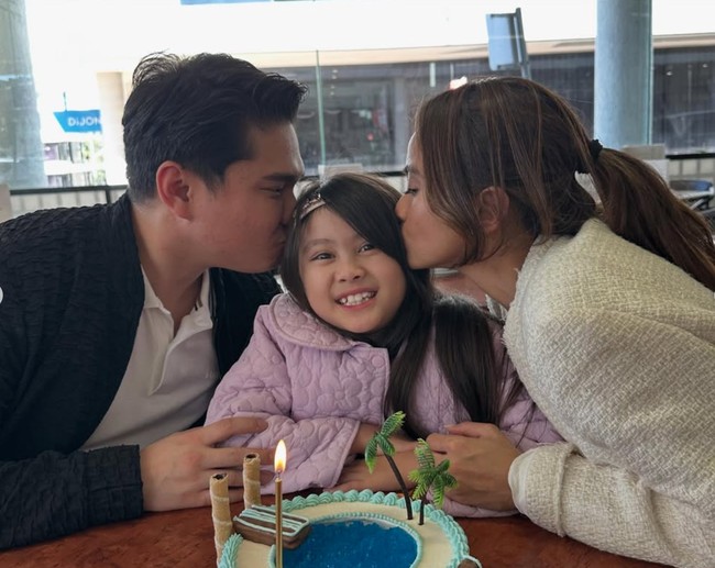 Kebersamaan Acha dan mantan suaminya, Vicky Kharisma, membuktikan bahwa keduanya memang masih kompak membesarkan putri mereka. Dalam foto terlihat Acha dan Vicky yang mencium sang putri dengan penuh cinta. Foto: Instagram/@septriasaacha