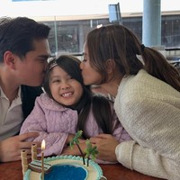 Kebersamaan Acha dan mantan suaminya, Vicky Kharisma, membuktikan bahwa keduanya memang masih kompak membesarkan putri mereka. Dalam foto terlihat Acha dan Vicky yang mencium sang putri dengan penuh cinta. Foto: Instagram/@septriasaacha