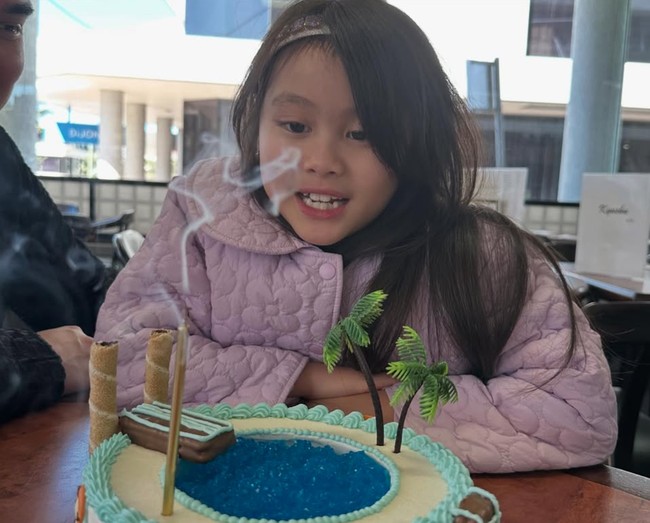 Perayaan ulang tahun Bridgia pun digelar sederhana di sebuah restoran di New South Wales, Australia. Terlihat sebuah kue ulang tahun dengan tema kolam renang sudah disediakan. Foto: Instagram/@septriasaacha