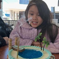 Perayaan ulang tahun Bridgia pun digelar sederhana di sebuah restoran di New South Wales, Australia. Terlihat sebuah kue ulang tahun dengan tema kolam renang sudah disediakan. Foto: Instagram/@septriasaacha