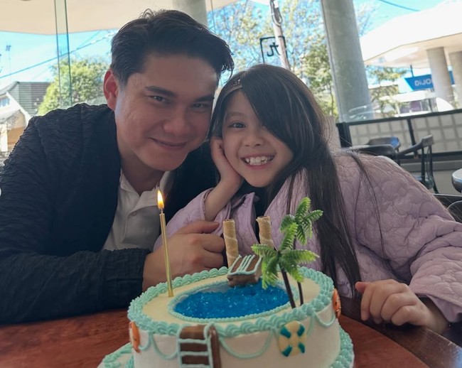 Acha juga membagikan potret mantan suaminya dengan sang putri. Meski kini sudah bercerai, namun keakraban dan kebersamaan keluarga kecil Acha itu terlihat harmonis bak keluarga utuh. Foto: Instagram/@septriasaacha