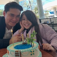 Acha juga membagikan potret mantan suaminya dengan sang putri. Meski kini sudah bercerai, namun keakraban dan kebersamaan keluarga kecil Acha itu terlihat harmonis bak keluarga utuh. Foto: Instagram/@septriasaacha