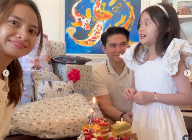 Dalam salah satu video singkat yang diunggah Acha juga terlihat ia bersama mantan suami dan putrinya kompak kenakan busana berwarna putih. Keduanya kembali menemani sang putri untuk tiup lilin dan telah menyediakan sejumlah hadiah untuk putri tercintanya. Foto: Instagram/@septriasaacha