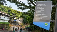 Gerakan gotong royong pada peringatan World Cleanup Day (WCD) di Bandung yang diinisiasi oleh River Clean Up tersebut diikuti oleh relawan lingkungan dan pelajar yang diharapkan mampu mendorong kesadaran masyarakat akan lingkungan demi mewujudkan Indonesia bersih pada 2029 dapat terwujud. Foto: ANTARA FOTO/RAISAN AL FARISI