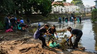Relawan lingkungan menyisir Sungai Cikapundung untuk mencari sampah dalam peringatan World Cleanup Day di Bandung, Jawa Barat, Sabtu (20/9/2025). Foto: ANTARA FOTO/RAISAN AL FARISI