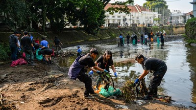 Peringati World Cleanup Day, Relawan Bandung Bersihkan Sungai Cikapundung