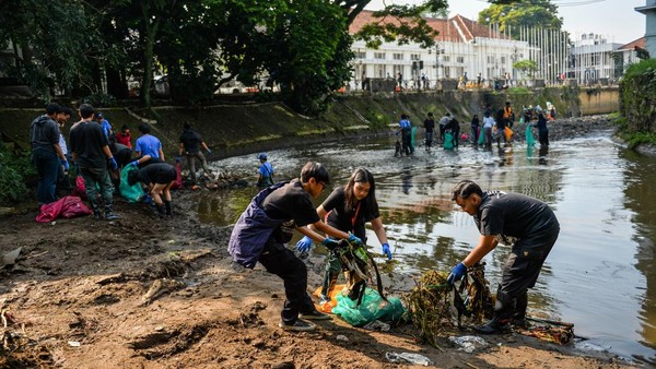 Peringati World Cleanup Day, Relawan Bandung Bersihkan Sungai Cikapundung