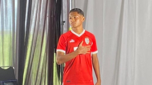 Alfredo Elnino Putra Seo (17) seusai menandatangi kontrak bersama Bali United pada Jumat (19/9/2025).