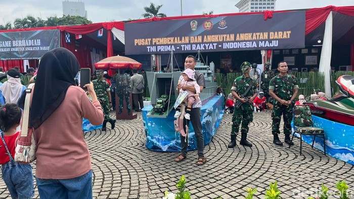 Alutsista yang Dipamerkan di Monas