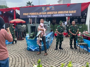 Alutsista Dipamerkan di Monas Jelang HUT TNI ke-80, Warga Antusias Berfoto