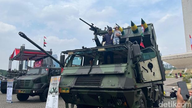Alutsista yang Dipamerkan di Monas