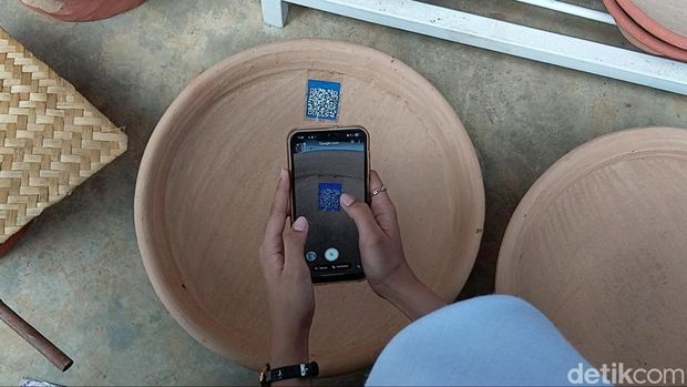 Aneka kerajinan yang ada di SMK 8 Palembang bisa discan barcode.