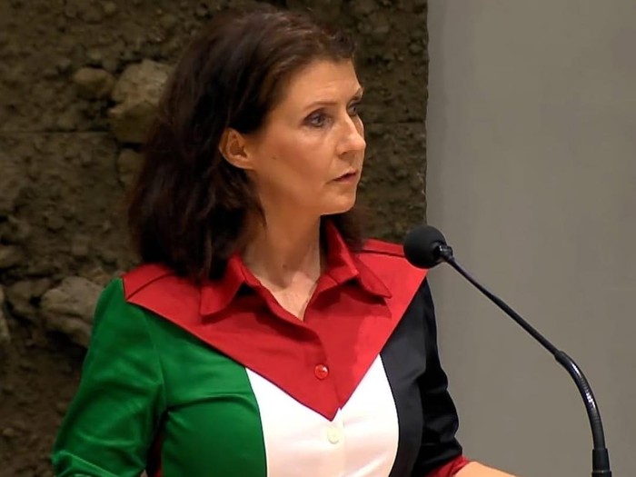 Anggota DPR Belanda, Ester Ouwehand, memakai blus dengan warna bendera Palestina