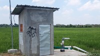Sebuah bangunan yang berdiri di pinggir sawah Desa Gagaksipat, Kecamatan Ngemplak, Kabupaten Boyolali, viral. Pasalnya, dalam informasi yang beredar, bangunan mungil tersebut menelan anggaran pembangunan Rp 112 juta. Foto: Jarmaji/detikJateng
