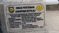 Informasi itu bukan isapan jempol. Saat detikJateng menyambanginya Sabtu (20/9/2025), terdapat plakat yang bertuliskan bangunan itu merupakan program irigasi perpompaan bantuan pemerintah pusat tahun 2024. Foto: Jarmaji/detikJateng