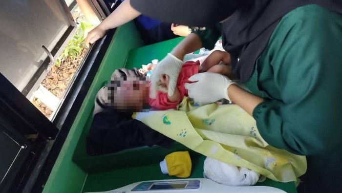 Bayi perempuan ditinggalkan di rumah kosong di Sambas.