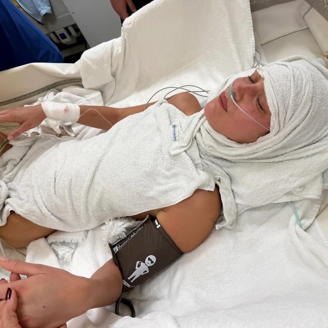 Supermodel Bella Hadid membagikan foto dirinya terbaring lemah di rumah sakit dengan infus menempel di tubuh. Di balik gemerlap kariernya bersama merek-merek besar seperti Dior dan Versace, Hadid ternyata telah berjuang melawan penyakit Lyme selama lebih dari 12 tahun terakhir. Foto: dok. Instagram @bellahadid @yolanda.hadid