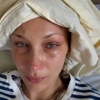 Penyakitnya itu menyebabkan wanita 28 tahun itu mengalami nyeri sendi parah, kelelahan ekstrem, kecemasan, hingga brain fog. Sang ibu, Yolanda Hadid ikut menemani Bella di rumah sakit.  Foto: dok. Instagram @bellahadid @yolanda.hadid