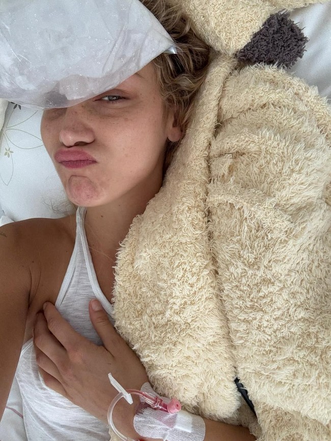 Pada Agustus 2023, Bella sempat mengumumkan dirinya “akhirnya sehat” setelah menjalani lebih dari 100 hari perawatan intensif. Ia menyebut itu sebagai momen pertama kalinya bisa benar-benar menjadi dirinya sendiri. Namun, dua tahun kemudian, kondisinya kembali memburuk hingga harus dirawat inap. Foto: dok. Instagram @bellahadid @yolanda.hadid