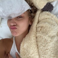 Pada Agustus 2023, Bella sempat mengumumkan dirinya “akhirnya sehat” setelah menjalani lebih dari 100 hari perawatan intensif. Ia menyebut itu sebagai momen pertama kalinya bisa benar-benar menjadi dirinya sendiri. Namun, dua tahun kemudian, kondisinya kembali memburuk hingga harus dirawat inap. Foto: dok. Instagram @bellahadid @yolanda.hadid