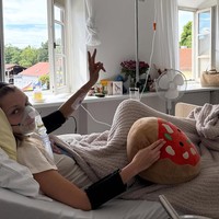 “Setiap hari saya merasakan setidaknya 10 dari gejala ini tanpa henti. Sejak saya berusia 14 tahun, dan semakin parah ketika berumur 18,” tulisnya. Foto: dok. Instagram @bellahadid @yolanda.hadid