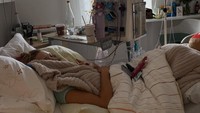Di foto tersebut, tampak Bella Hadid menjalani proses dialisis atau cuci darah. (Foto: Instagram Yolanda Hadid)
