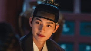Lee Heon mengajak Ji Young untuk menikmati teh bersama. Sang Raja Tiran yang bikin sendiri tehnya lo! (Foto: dok. tvN)