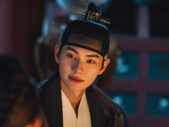Lee Chae Min Pemeran Raja di Drakor Bon Appetit, Your Majesty