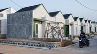 Pengendara sepeda motor melintas di sekitar rumah subsidi di Kabupaten Batang, Jawa Tengah, Sabtu (20/9/2025). Foto: ANTARA FOTO/Harviyan Perdana Putra