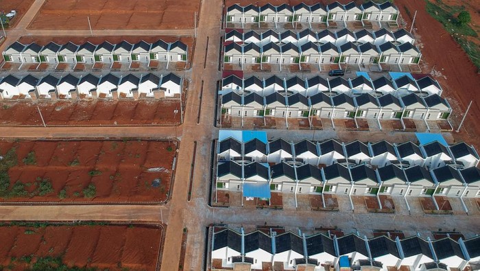 Foto udara rumah subsidi di Kabupaten Batang, Jawa Tengah, Sabtu (20/9/2025). Menteri Perumahan dan Kawasan Permukiman Maruarar Sirait memastikan bunga kredit pemilikan rumah (KPR) subsidi tidak akan naik dalam waktu dekat atau tetap pada level 5 persen sesuai instruksi Presiden Prabowo Subianto. ANTARA FOTO/Harviyan Perdana Putra/tom.