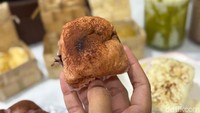 Varian Ovomaltine jadi favorit karena isiannya melimpah. Saat dibelah, cokelatnya langsung lumer dan bikin roti ini makin menggoda. Foto: detikcom/Riska Fitria