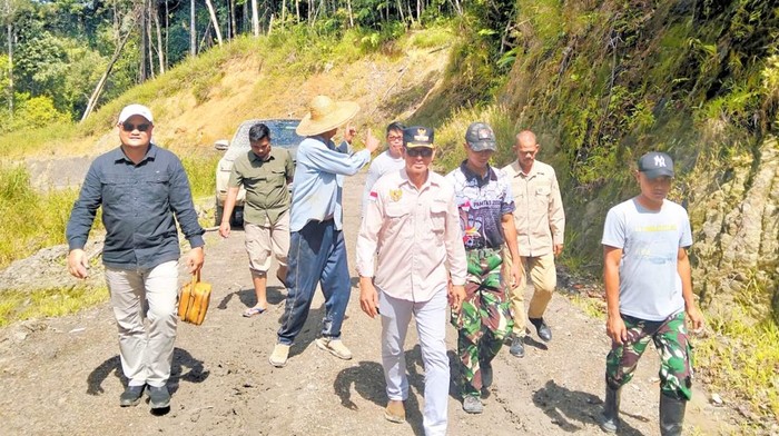 Camat Kayan Hulu Setim Alla (tengah).