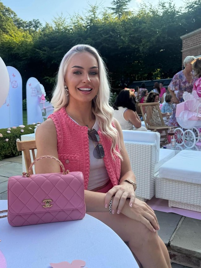 Selain pernyataan kontroversial, Charley sebelumnya juga viral karena merokok saat turnamen golf tahun lalu. Foto: Instagram Charley Hull