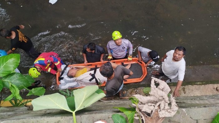 Damkar Bogor mengevakuasi pria yang nyebut ke Sungai Ciparigi (dok. Damkar Bogor)