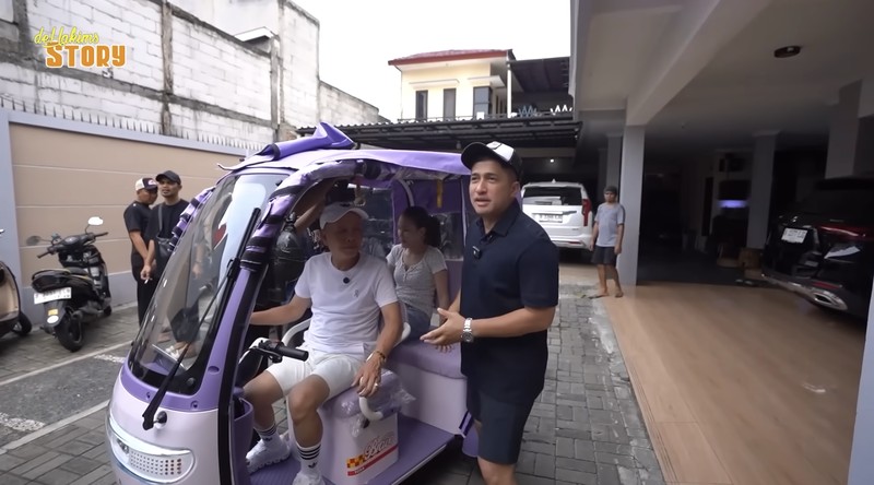 Demi Pecak Ikan Ayah Ojak, Irfan Hakim Naik Bajaj Listrik Bareng Ayu Ting Ting
