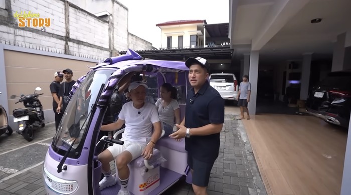 Demi Pecak Ikan Ayah Ojak, Irfan Hakim Naik Bajaj Listrik Bareng Ayu Ting Ting Demi Pecak Ikan Ayah Ojak, Irfan Hakim Naik Bajaj Listrik Bareng Ayu Ting Ting