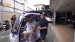 Demi Pecak Ikan, Irfan Hakim Naik Bajaj Listrik Bareng Ayu Ting Ting