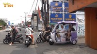 Dalam unggahan YouTube deHakmis Story (19/9), keseruan itu diperlihatkan. Ayah Ojak nampak sedikit grogi mengendarai bajaj listrik itu menuju jalanan utama. Foto: YouTube deHakmis Story
