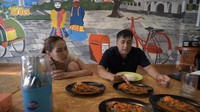 Makan lesehan, Irfan Hakim disuguhkan berbagai menu. Yang pertama datang adalah pecak nila dan nasi putih. Ia bilang bumbu pecaknya enak. Foto: YouTube deHakmis Story