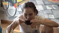 Ayu Ting Ting berhasil bikin Irfan Hakim ngiler usai mencicipi sayur asem buatan sang ayah. Apalagi ia menyeruput kuahnya langsung dari mangkuk. Foto: YouTube deHakmis Story