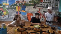 Momen makan ini makin lengkap usai Ayah Ojak menyajikan tempe goreng mendoan hangat-hangat. Nampak Irfan semakin bersemangat menikmati semua makanan yang ada. Foto: YouTube deHakmis Story