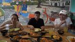 Demi Pecak Ikan, Irfan Hakim Naik Bajaj Listrik Bareng Ayu Ting Ting