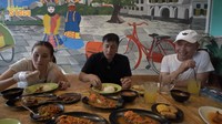 Ya Allah enak banget, komentar Irfan usai makan nasi hangat pakai pecak ikan nila. Semakin lahap karena ia memakannya pakai tangan langsung. Foto: YouTube deHakmis Story