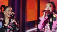 Maia Estianty juga mengungkapkan respons anak-anak Gen Z saat Duo Maia tampil. Senang. Ternyata anak-anak Gen Z tahu lagu Duo Maia. Ya senang masih relate dengan mereka, tuturnya. Iya tadi kaget juga pada nyanyi semua, sahut Meichan. (Foto: dok Instagram sctv)